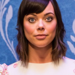 what are aubrey plazas standout performances from parks and recreation to the white lotus
